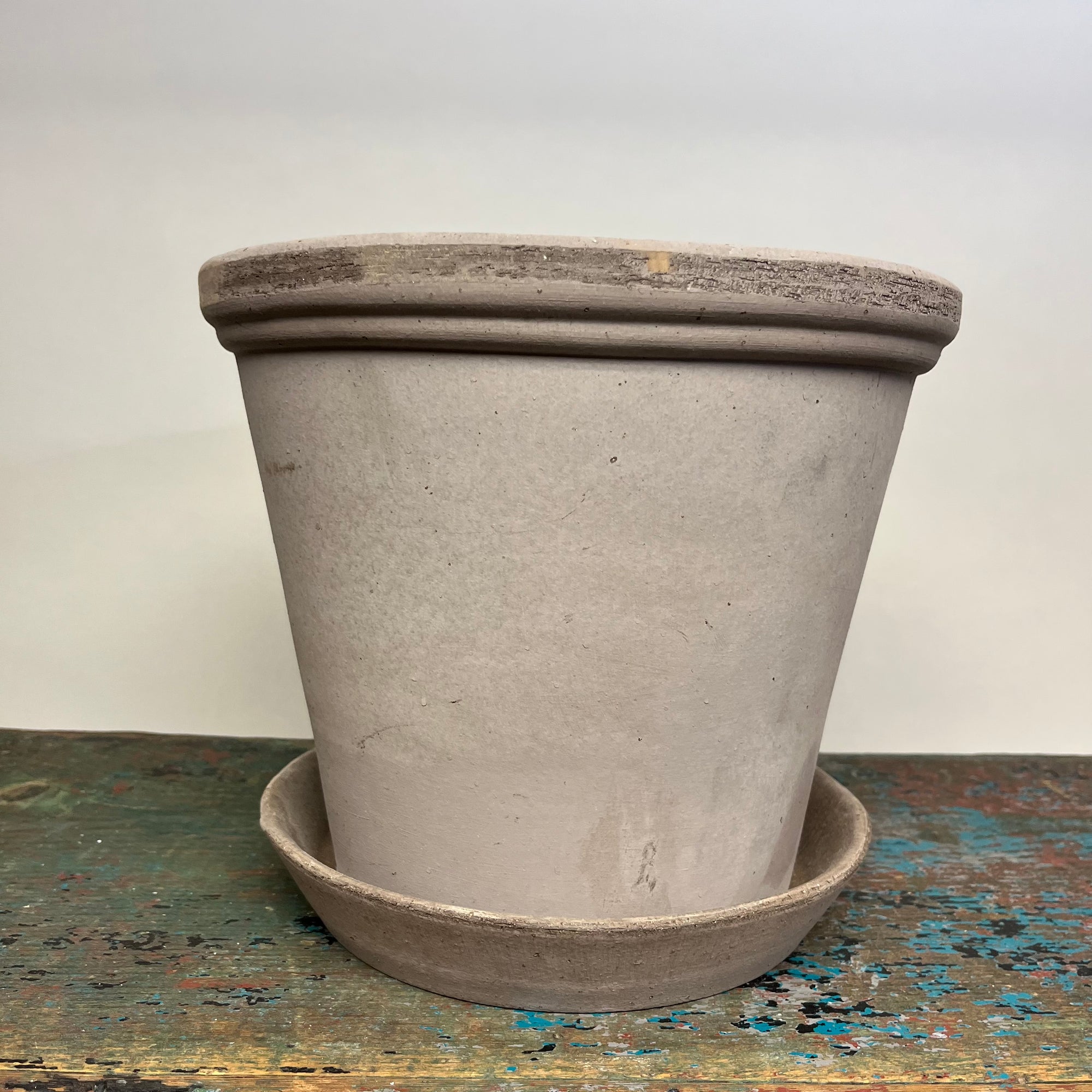 Bergs #25 Flora Pot with Saucer in Raw Grey