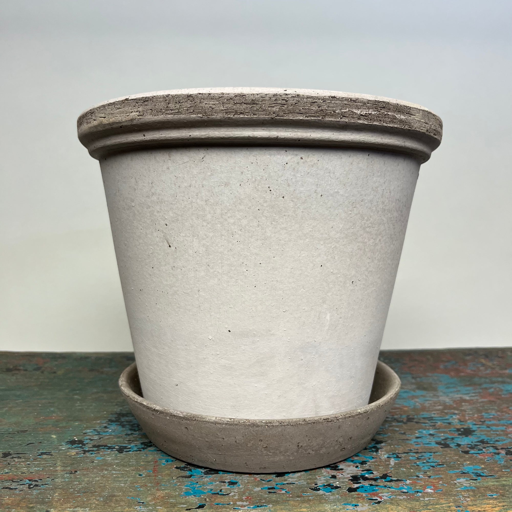 Bergs #21 Flora Pot with Saucer in Raw Grey