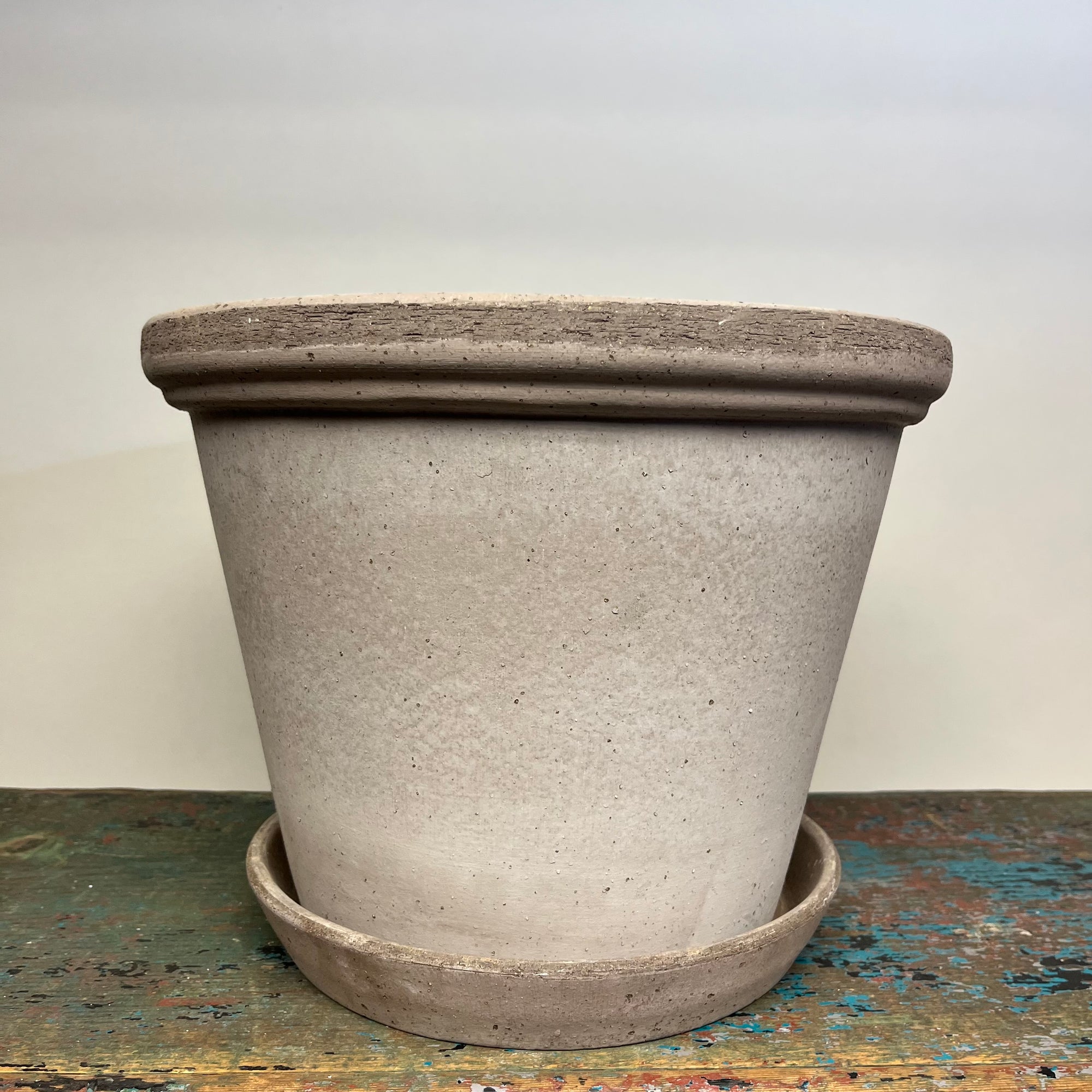 Bergs #30 Flora Pot with Saucer in Raw Grey