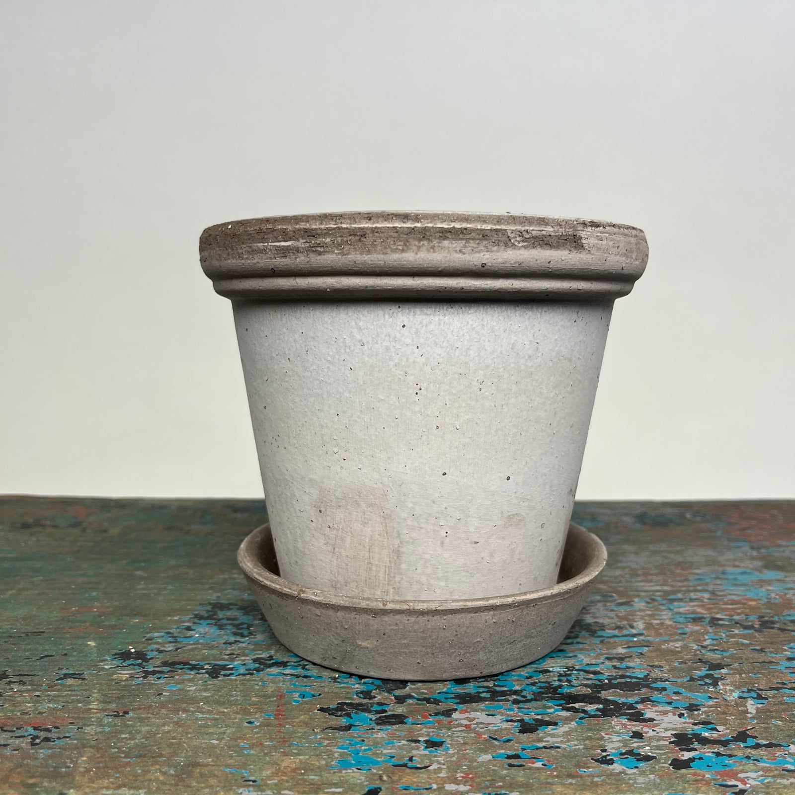 Bergs #14 Flora Raw Grey Pot with Saucer