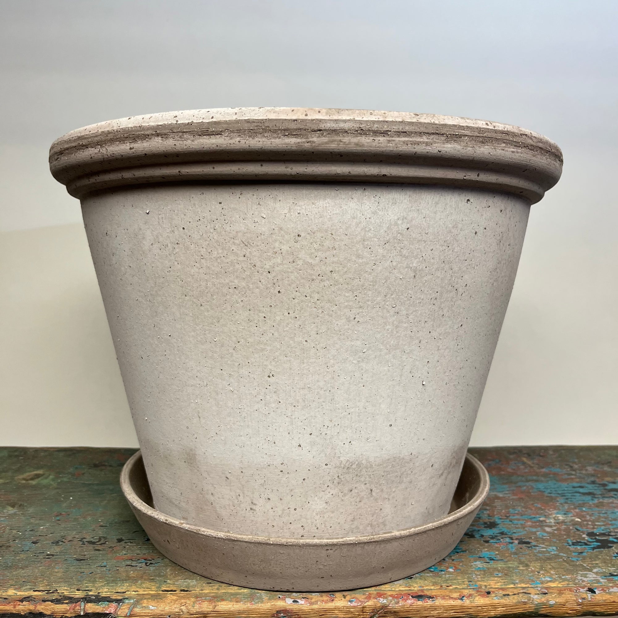 Bergs #35 Flora Pot with Saucer in Raw Grey