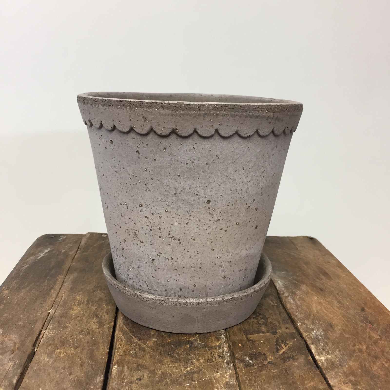 Helena Pot Grey #16 With Saucer
