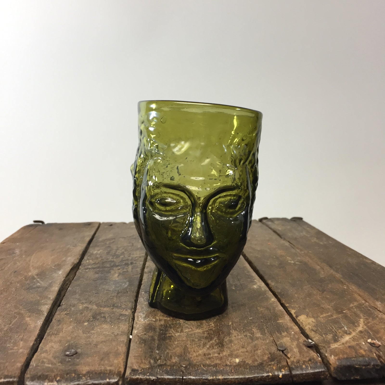 Verre Tete Olive by La Soufflerie