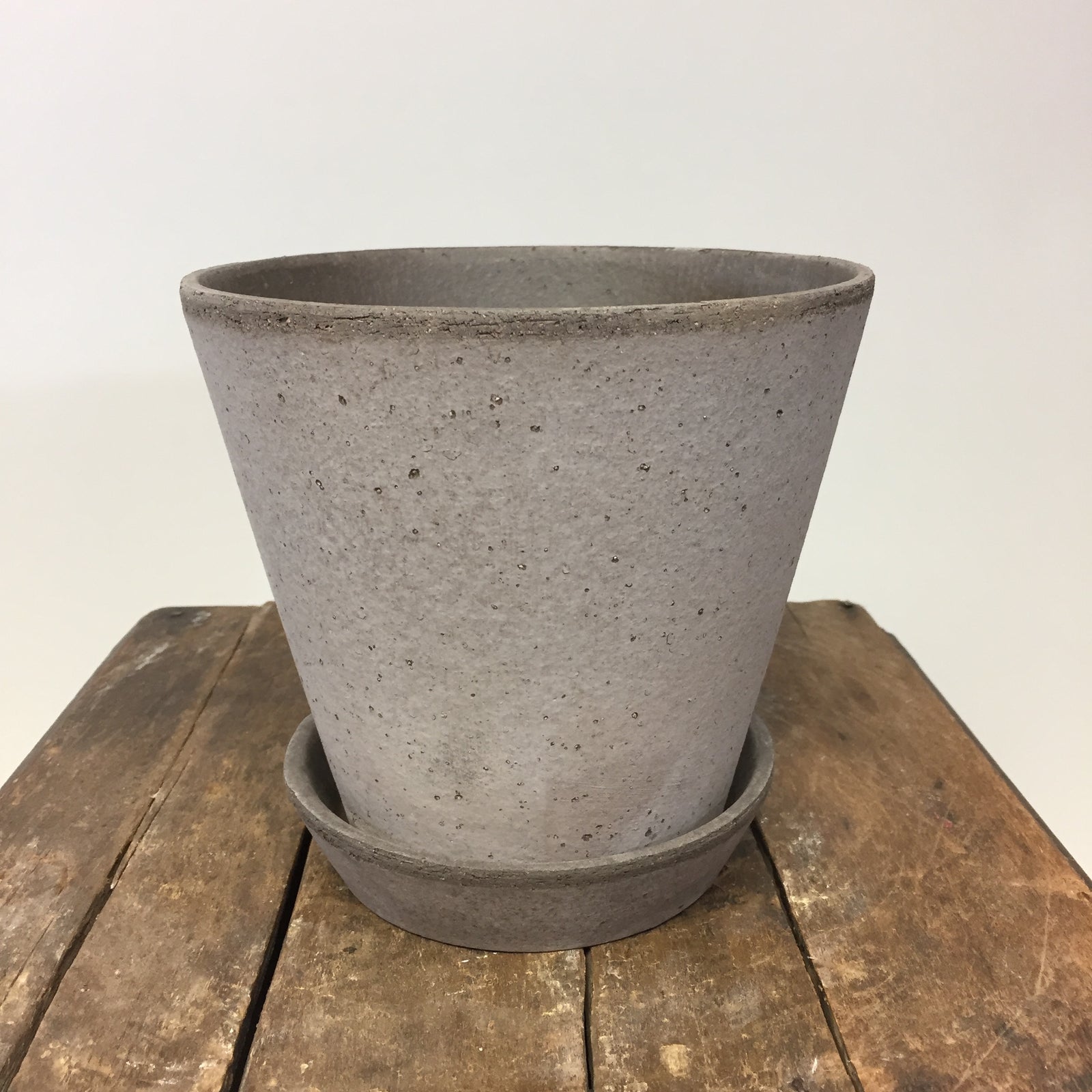 Julie Pot #17 Grey With Saucer