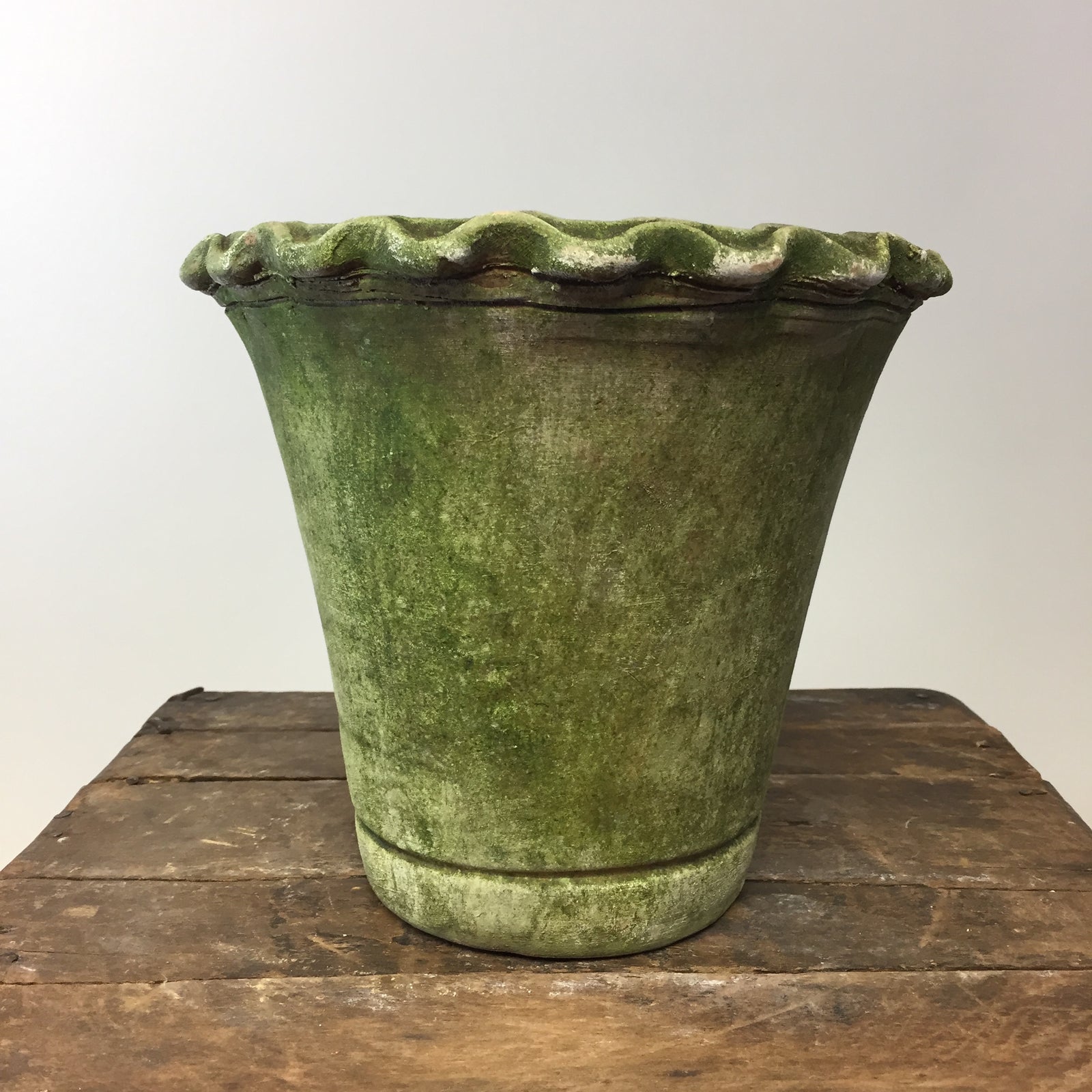 Pie Crust Nursery Planter with Aged Moss. 6"