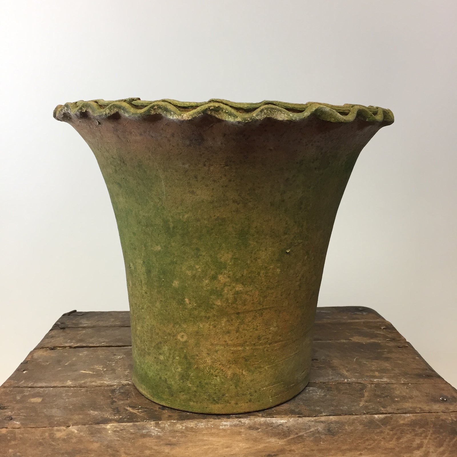 Pie Crust Aged Moss Terracotta Pot. Large.