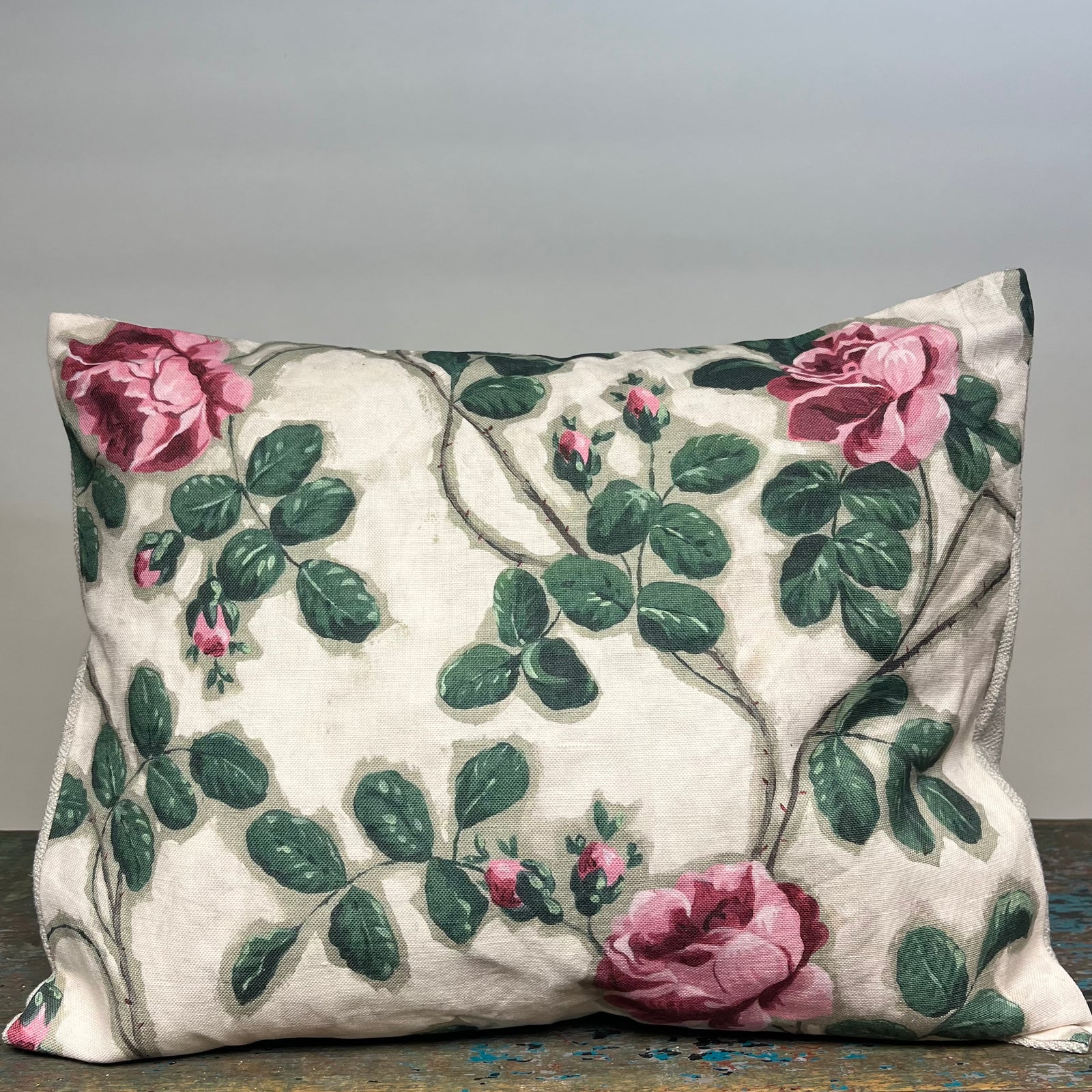 Antoinette Poisson Roses Pompadour 75A  (cream)14" x 18" Pillow